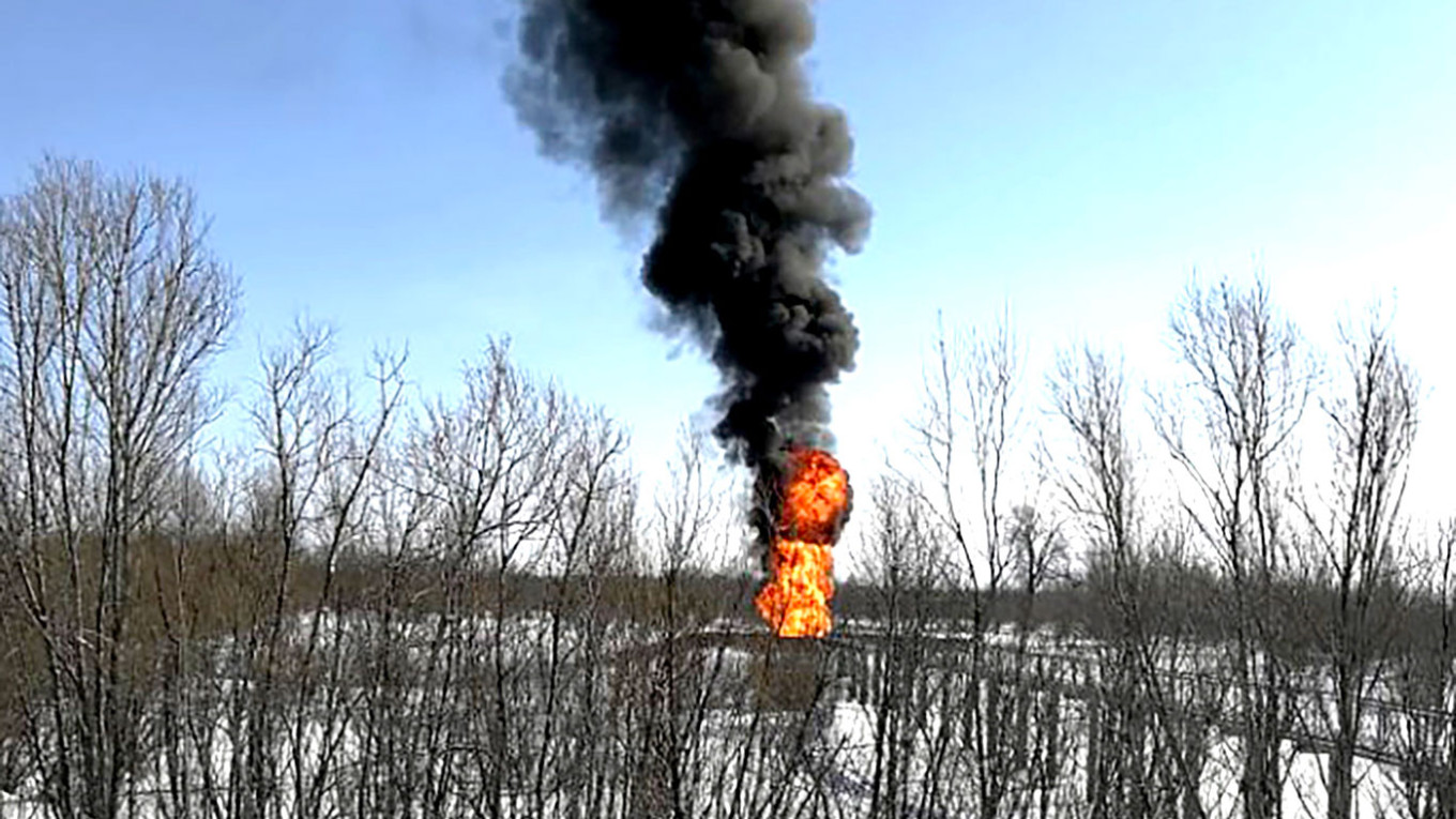 Пожар на газопроводе в хмао. Пожар на реке Обь 2021. Взрыв на газопроводе Перегребное. Авария на нефтепроводе.