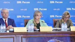 Элла Памфилова, председатель ЦИК (в центре) считает, что для выборов все готово