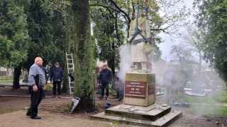 27 апреля с кладбища Кедайняй в Литве убрали скульптуру советского солдата.