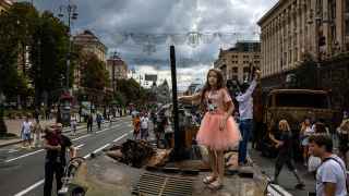 Девочка на разбитом российском танке на Крещатике в Киеве. Улицу превратили в музей под открытым небом ко Дню независимости Украины.
