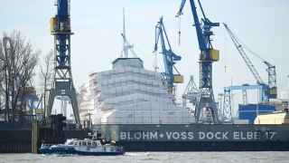 Яхта Dilbar, принадлежащая миллиардеру Алишеру Усманову, пришвартована в доке 17 верфи Blohm Voss в порту Гамбурга.