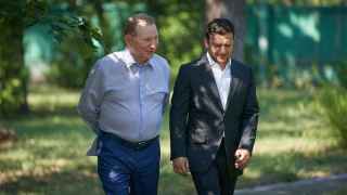 Президент Леонид Кучма (слева) предложил и выполнил программу реформ, и то же самое предстоит — только куда более в тяжких условиях — президенту Владимиру Зеленскому