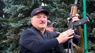 Александр Лукашенко не задумываясь берет в руки оружие