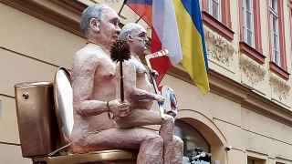 Статуя Владимира Путина и Александра Лукашенко на акции в Праге 