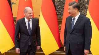 Олафу Шольцу нужно занять и более жесткую, и более прагматичную позицию в отношениях с Китаем — причем обе одновременно
