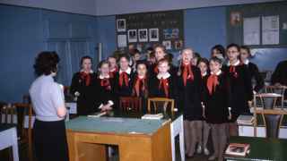 1964 год, московская школа. Пионерские галстуки на шеях, но модель образования возникла за 150 лет до того, как была снята эта фотография
