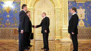 C 2012 года Владимир Путин (в центре композиции) не выпускает из рук ядерную кнопку