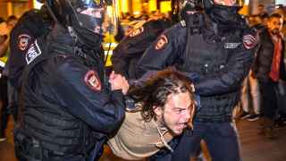 Больше всего протестующих задержали в Санкт-Петербурге и Москве — 542 и 509 соответственно. 
