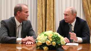 Владимир Путин (справа) получил кума Виктора Медведчука — в обмен на «террористов» из «Азова»
