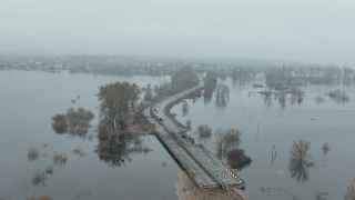 Разрушенная войной дамба привела к затоплению местности в районе украинского села Козаровичи