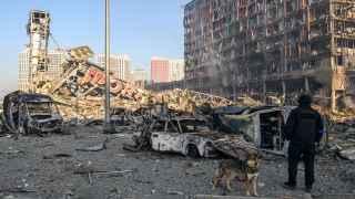 Разрушенный торговый центр в Киеве.