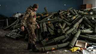 Украинский военнослужащий у пустых контейнеров из-под минометных мин в Бахмуте.