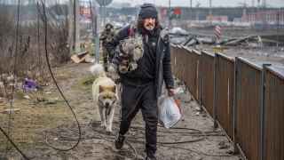 Мужчина с собакой эвакуируется из Ирпеня, Киевская область.