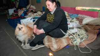 Женщина с собакой в бомбоубежище в Харькове.