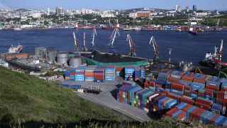 Владивосток. Контейнеры в морском торговом порту