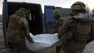 Украинские солдаты грузят тело погибшего под Бахмутом сослуживца
