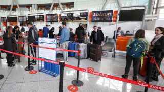 Пассажиры в международном аэропорту Звартноц, Ереван