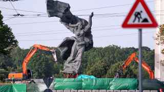 25 августа в Латвии снесли памятник Освободителям Риги