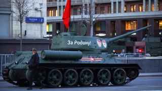 Проезд военной техники перед репетицией Парада Победы в Москве.