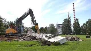 7 августа был демонтирован монумент строителям Нарвской электростанции.