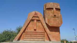Символ армянского Карабаха, монумент «Мы — наши горы», народное название — «Бабушка и дедушка»