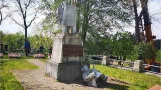 20 мая в литовском Меркине снесли памятник советским солдатам.