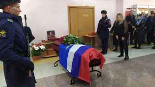 Гроб Кирилла Уляшева установлен под российским флагом и флагом десантных войск.
