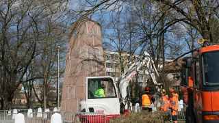 22 апреля в литовском Мариямполе убрали памятник советским солдатам.