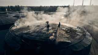 Пожарные работают на нефтяном резервуаре после ночного обстрела в Николаеве.