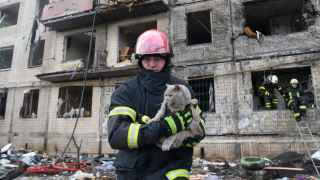 Жилой дом, сгоревший после попадания снаряда в Киеве.