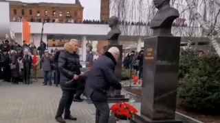К приезду Владимира Путина в Волгоград там поставили памятник Сталину