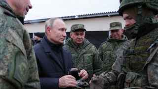 Владимир Путин и министр обороны РФ Сергей Шойгу на полигоне Западного военного округа