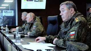 Генерала Герасимова (на первом плане) президент (на втором плане) почему-то не наказывает за военные неудачи в Украине