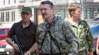 Игорь Гиркин (в центре) в Донецке, 17.07.2014 г.
