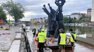 8 августа финские власти приступили к демонтажу скульптуры «Мир во всем мире» в Хельсинки, подаренной Москвой в 1990 году.

