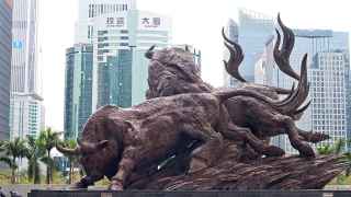 В этом году быки (на фото - перед Шэньчжэньской фондовой биржей) стали полноправными хозяевами на китайском рынке.